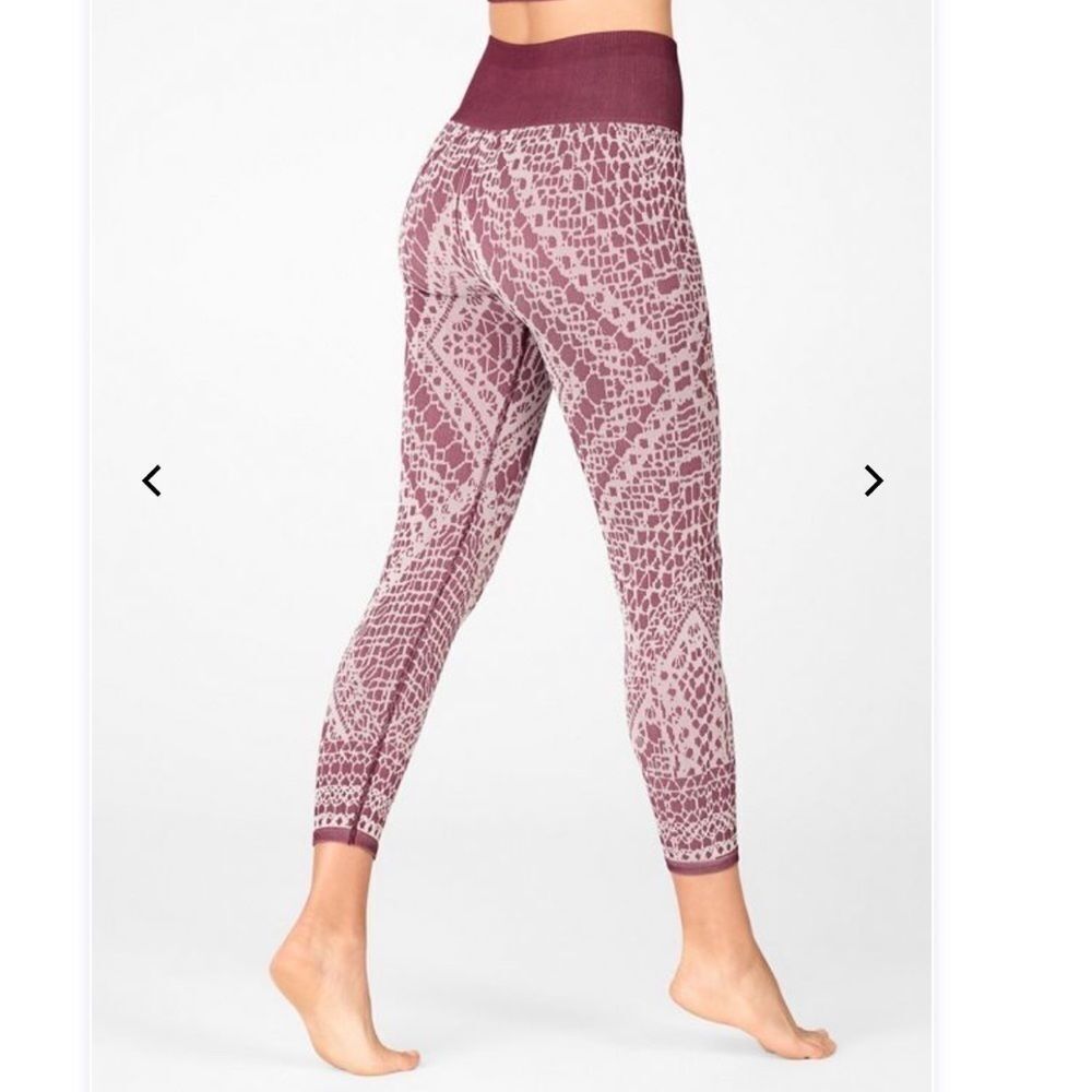NWT! Fabletics High-Waisted Seamless Lace Capri Workout Gym Leggings
